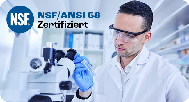 Laborumgebung mit NSF/ANSI 58-Zertifizierungslogo, das wissenschaftliche Geräte und Mikroskope in einer professionellen Testumgebung zeigt