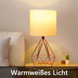 une lampe de table avec un abat-jour blanc sur une table de chevet
