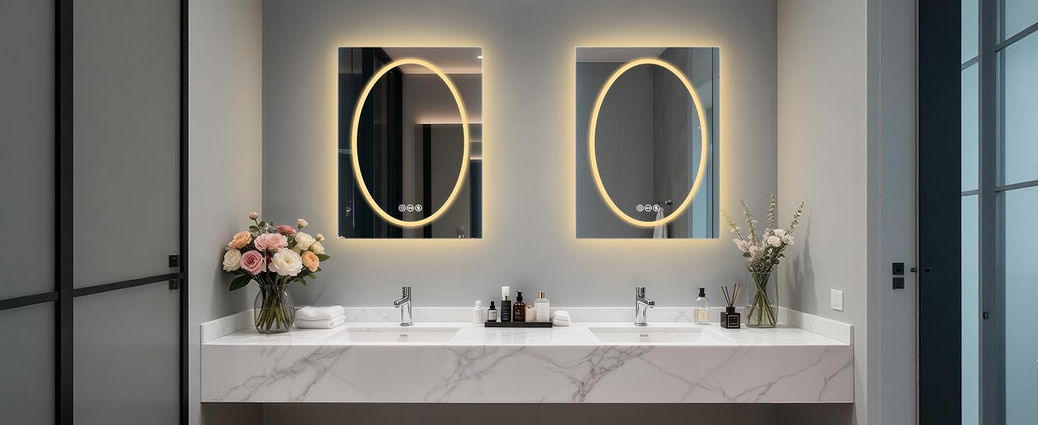 Moderno bagno interno con specchi circolari retroilluminati, ripiani bianchi e infissi minimalisti contro pareti grigie.