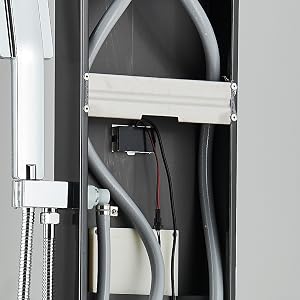 il y a un compartiment pile derrière la paroi de douche pour la pile