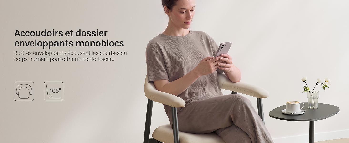 Le texte se lit comme suit : « Accumulateurs de dossier enveloppes mondiales ». Un homme en vêtements gris est représenté tenant un produit en position assise avec une petite table à proximité.
