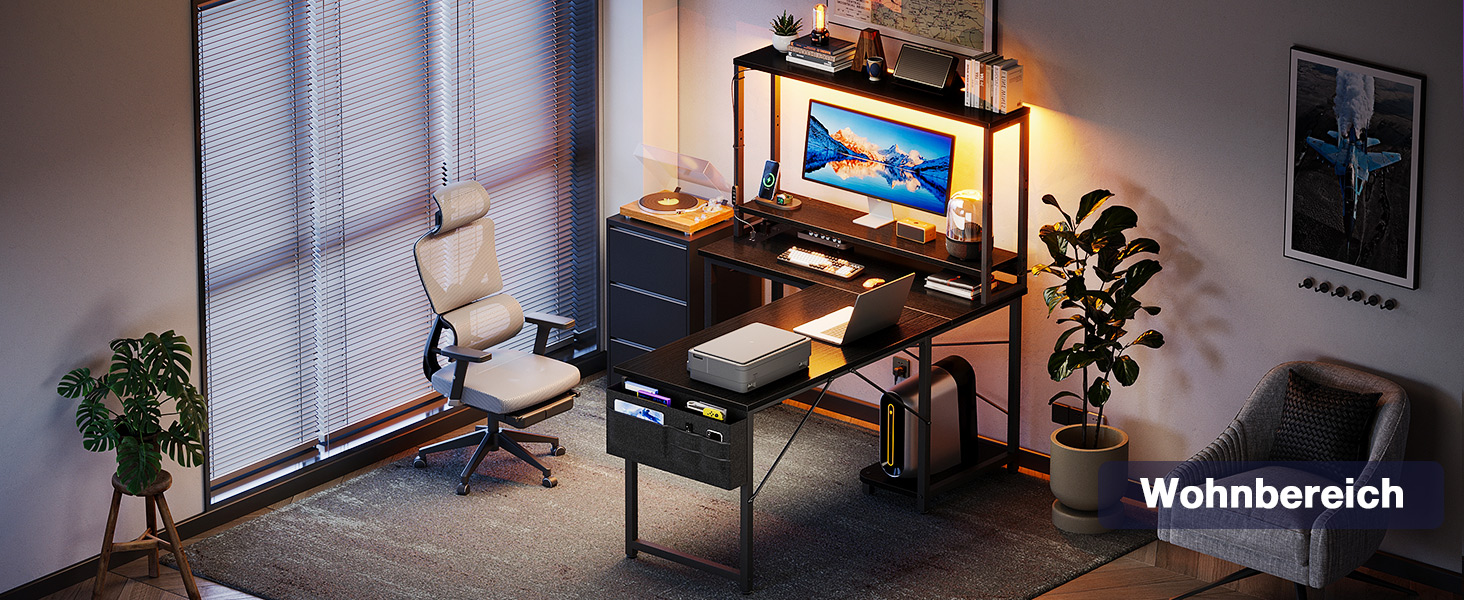 Modernes Home-Office-Setup mit Stehpult, ergonomischem Stuhl, zwei Monitoren und dekorativen Pflanzen. Verfügt über eine warme Beleuchtung und eine gemütliche Atmosphäre in einem Eckzimmer.