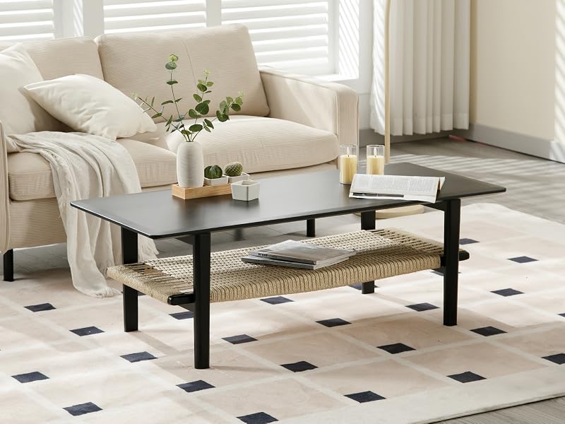 Modernes Wohnzimmerinterieur mit schwarz-weiß kariertem Boden, der die Möbelanordnung und den Wandbereich zeigt, an dem das Produkt montiert werden könnte.