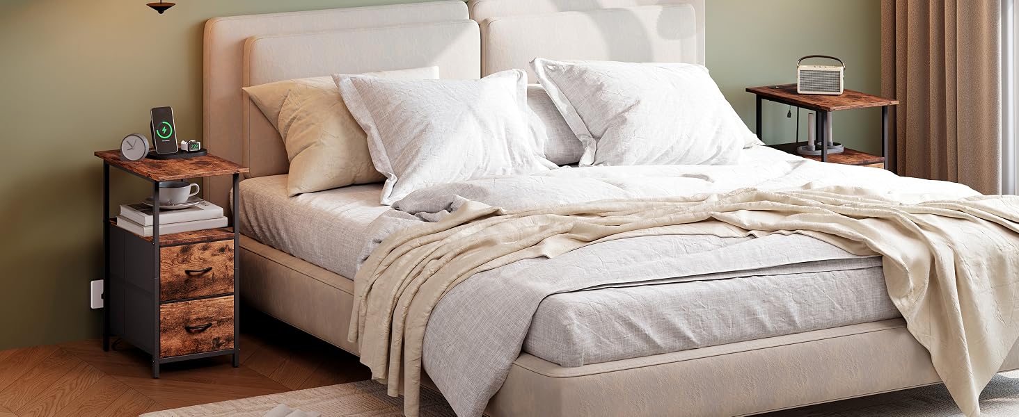 Lit rembourré beige avec literie en couches dans des tons neutres, plusieurs coussins décoratifs, tables de chevet en bois avec lampes de chaque côté dans le décor intérieur de la chambre.