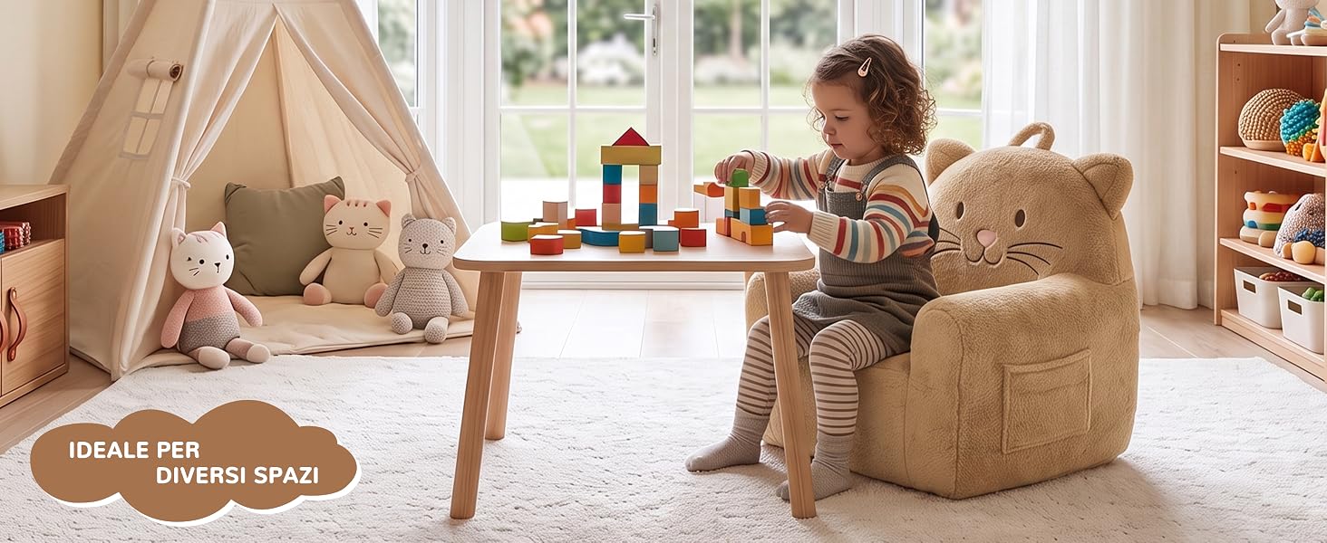 Il testo recita: 'IDEALE PER OGNI SPAZIO'. Spazio giochi interno per bambini con seduta in tessuto beige e struttura a baldacchino, con giocattoli e scaffali visibili in ambienti residenziali.