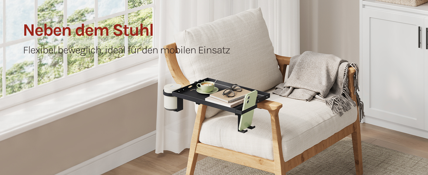 Der Text lautet: 'Neben dem Stuhl'. Modernes, minimalistisches Interieur mit einem Stuhl neben einem Fenster, in das natürliches Licht einfällt.