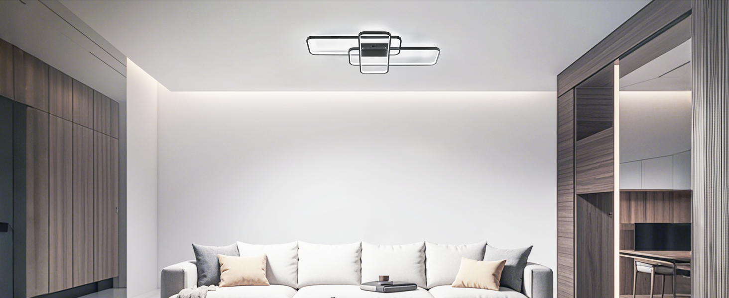 Moderne rechteckige Deckenleuchte mit miteinander verbundenen geometrischen Formen, montiert an einer weißen Decke über einem weißen Sofa in einem minimalistischen Wohnzimmer