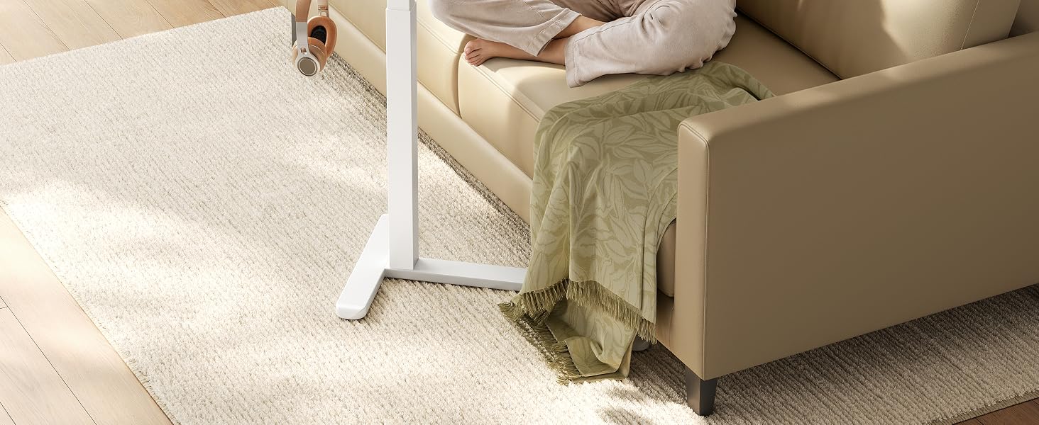 Image divisée montrant un canapé/canapé rembourré beige avec des pieds réglables blancs à gauche, et un détail en gros plan du mécanisme de réglage des pieds du meuble à droite.