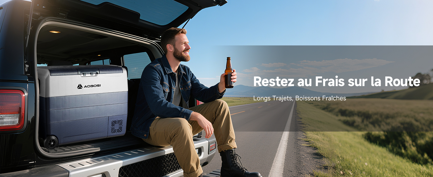 Le texte se lit comme suit : « Restez au Frais sur la Route ». Dispositif monté sur le tableau de bord illustré dans le véhicule avec une vue panoramique sur la route à travers le pare-brise.