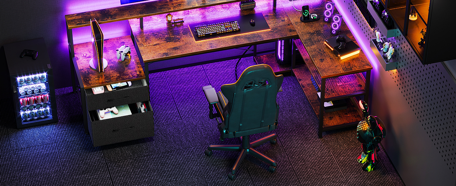 Gaming-Setup mit lila Beleuchtung, einem Schreibtisch mit Monitoren, einem Gaming-Stuhl, einem Arcade-Automaten und einem Mini-Kühlschrank. Das Zimmer verfügt über einen strukturierten Teppich und eine Umgebungsbeleuchtung