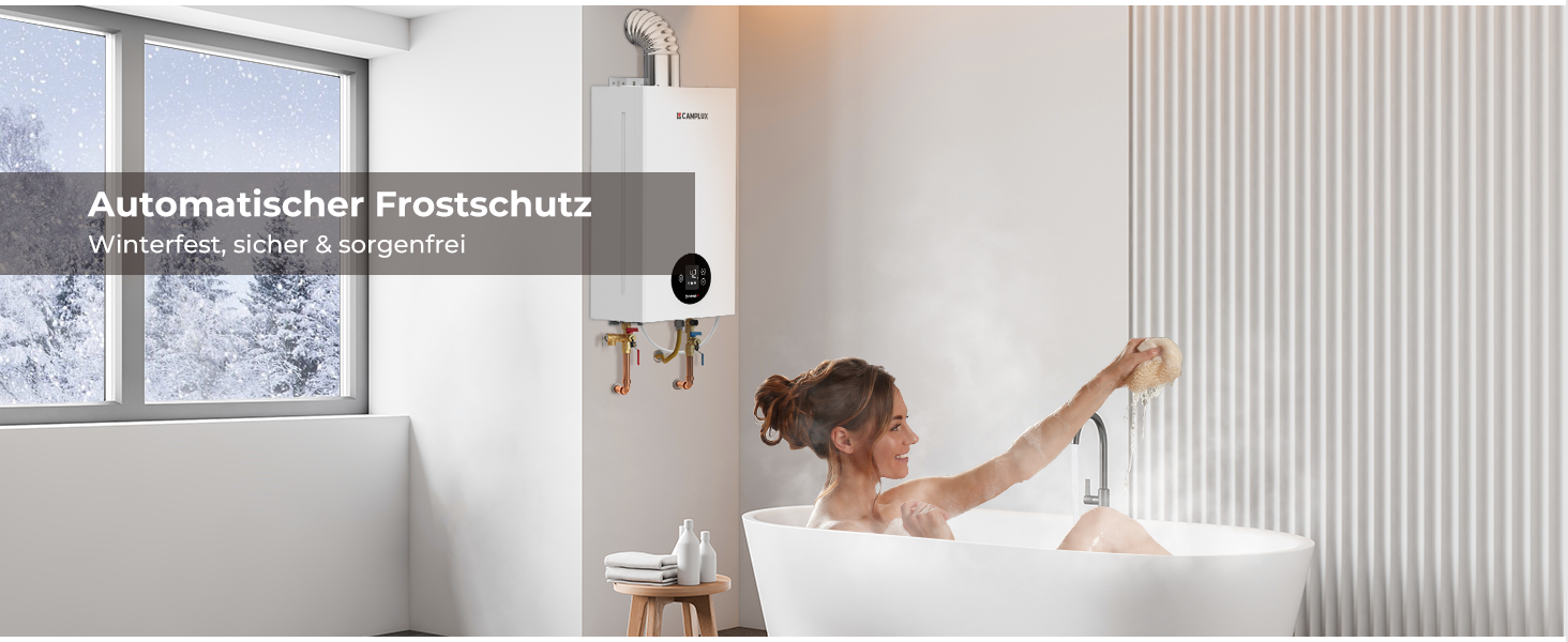 Der Text lautet „Automatischer Frostschutz“. Innenansicht des Badezimmers mit vertikal gestreiftem Wandmuster und Installation der Badewanne.