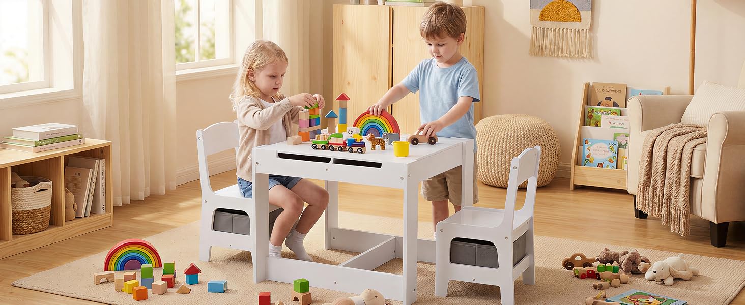 Escena de sala de juegos interior con muebles de almacenamiento blancos, juguetes esparcidos por el suelo, dos personas visibles en segundo plano cerca de estanterías.