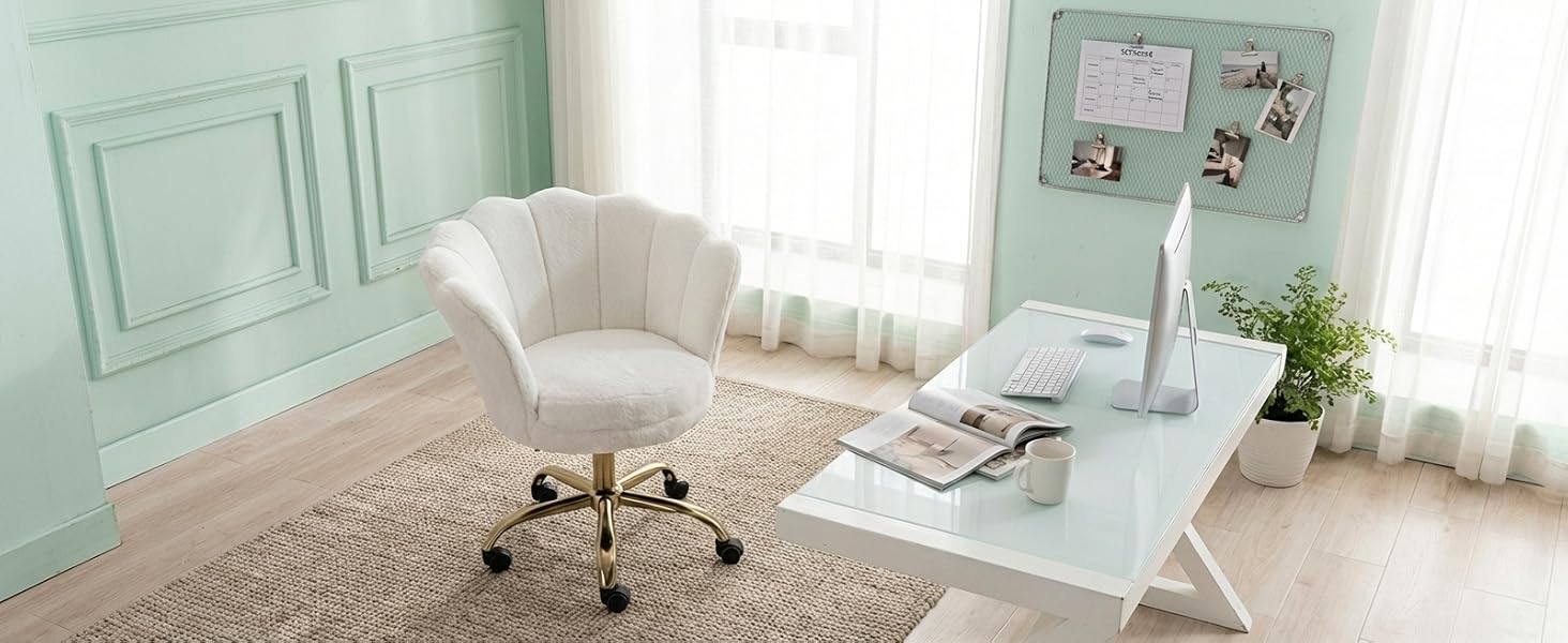 Intérieur de bureau moderne avec des murs en verre, des meubles blancs, des chaises de bureau ergonomiques et un éclairage naturel créant une atmosphère de travail lumineuse.