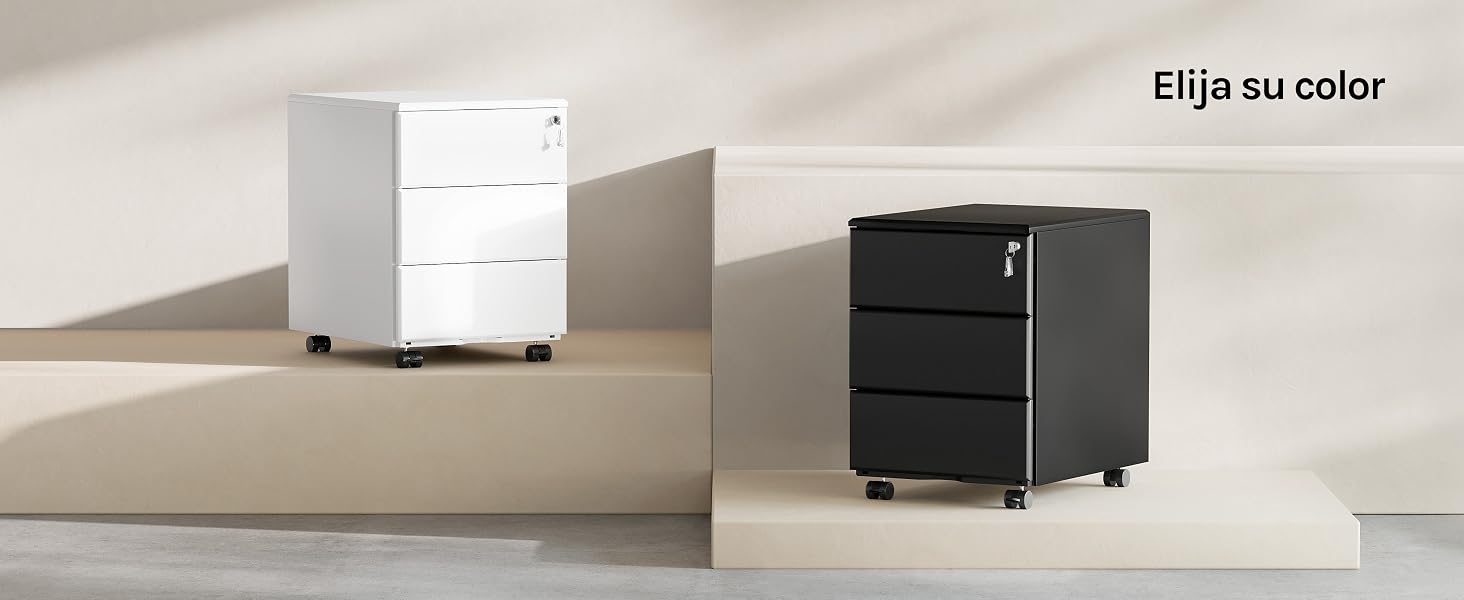 Dos pequeños archivadores de oficina con ruedas, uno blanco con tres cajones y otro negro con tres cajones, expuestos sobre una superficie de color beige.