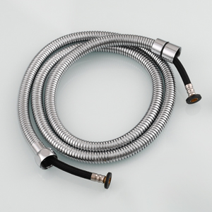 Tuyau de ducha flexible en metal con metal Acabado cromado y con detalles en negro, enrollado. en forma de círculo sobre fondo claro
