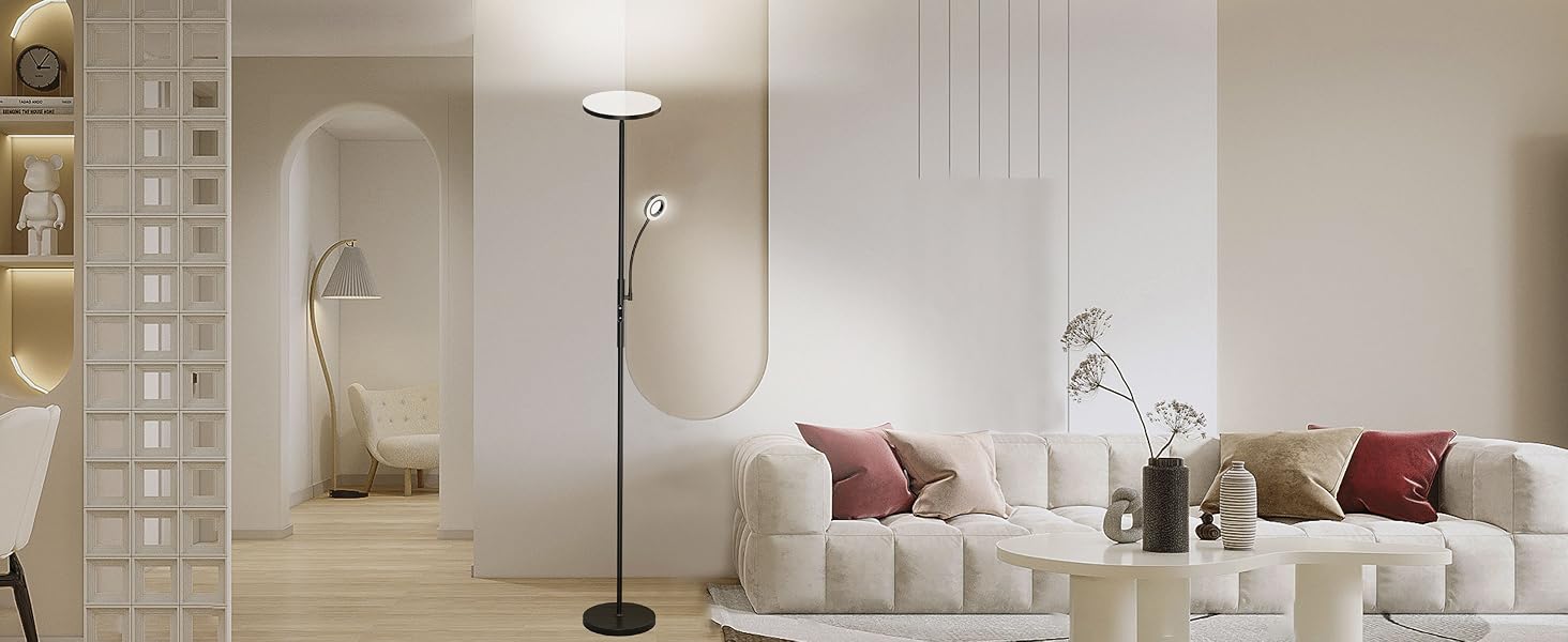Modernes Wohnzimmerinterieur mit weißem, getuftetem Ecksofa, ovalem Spiegel, Stehlampe und eingebauten Wandregalen in neutralen Farbtönen