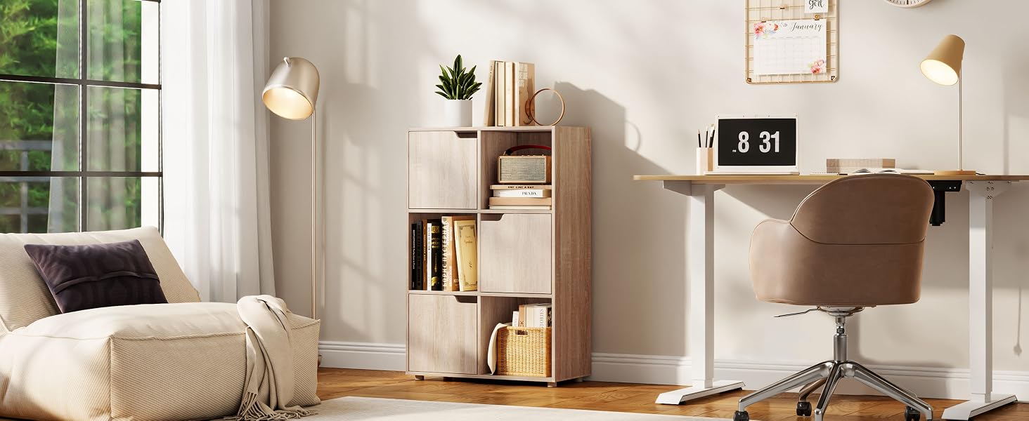 Configurazione per l'home office con libreria in legno, scrivania bianca, sedia beige e accogliente angolo lettura con poltrona color crema con coperta