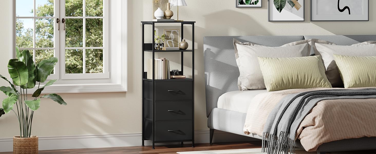 Vitrine de design d'intérieur de chambre à coucher comprenant une literie blanche, des coussins décoratifs, des meubles noirs et une fenêtre avec lumière naturelle et plantes.