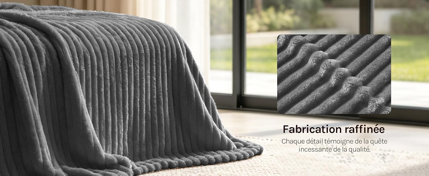 Le texte indique « Fabrication raffinée ». Couverture en textile côtelé gris drapée sur les meubles avec un panneau détaillé en gros plan montrant une texture à motif de tissage en diagonale.