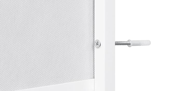 un primer plano de la manija de una puerta con un tornillo en el medio