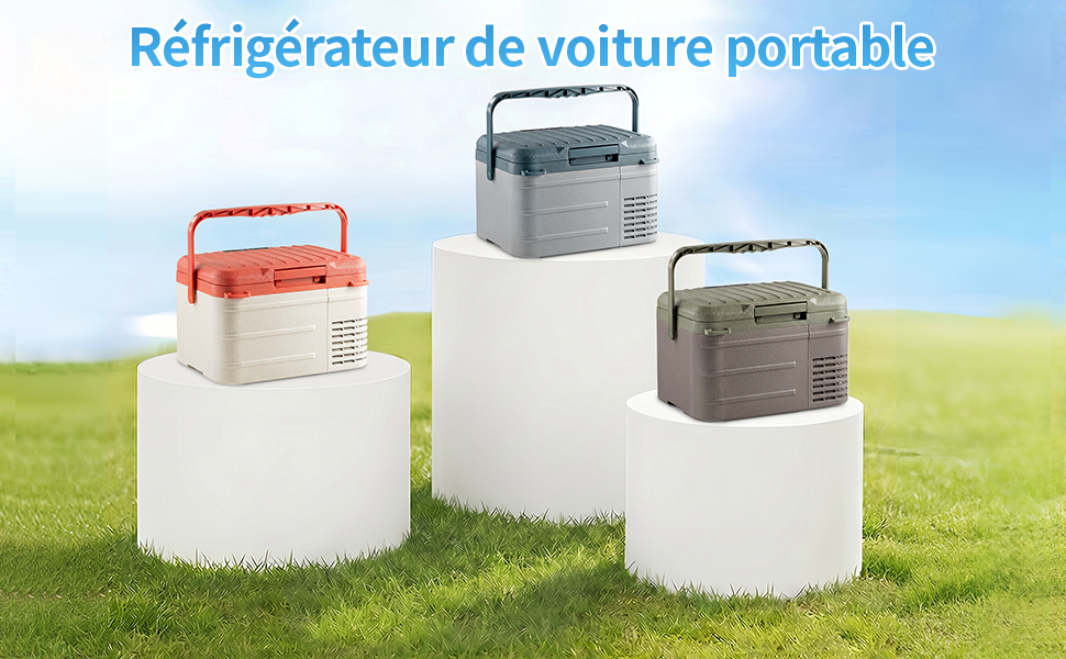 Le texte se lit comme suit : « Réfrigérateur de voiture portable ». Trois glacières portatives exposées sur l'herbe à l'extérieur : modèles rouge/crème, gris et olive/marron avec poignées de transport sur des plateformes blanches.