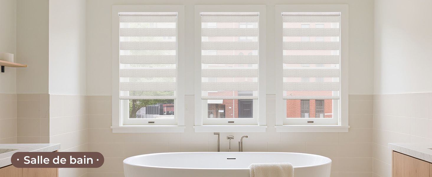 Le texte indique « Salle de bain ». Intérieur de salle de bain moderne avec baignoire blanche, fenêtres multiples et éclairage naturel.