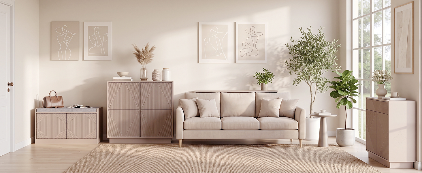 Interno del soggiorno beige e color crema con divano imbottito modulare, armadietti, piante in vaso e pannelli murali neutri in stile scandinavo minimalista.