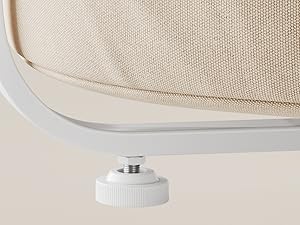 Primer plano de un dispositivo de montaje circular blanco colocado en el interior de tela beige del automóvil.