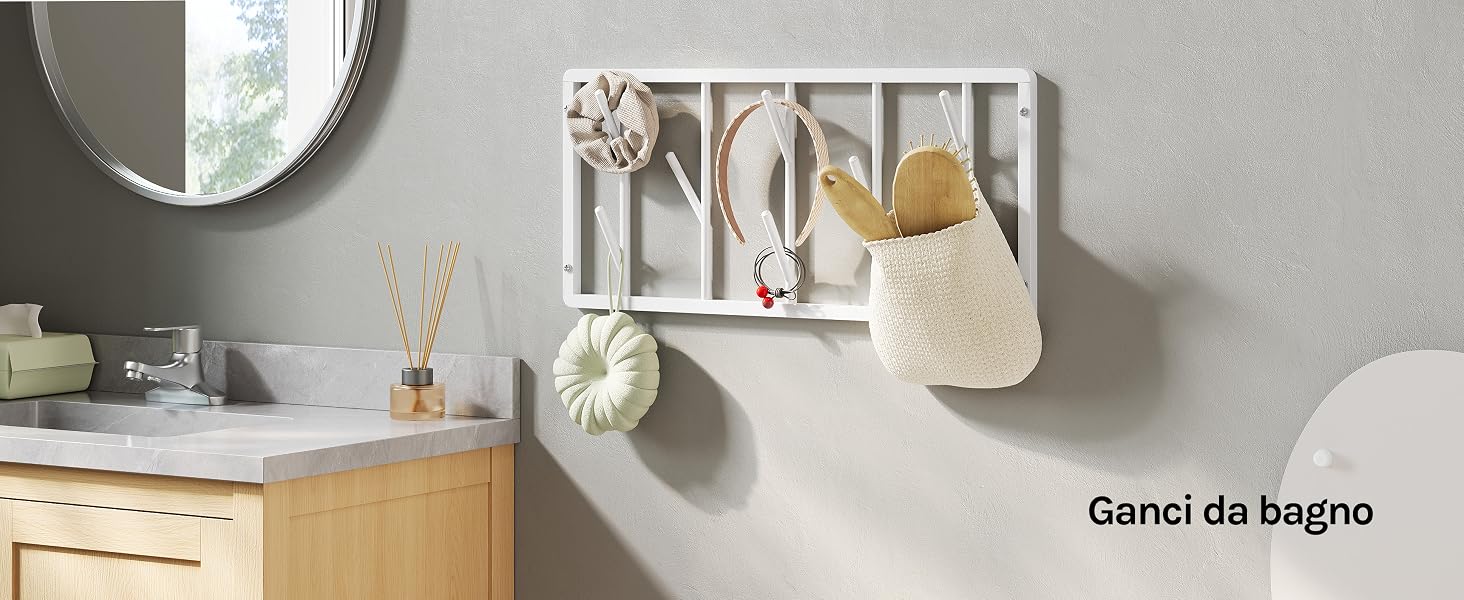 Il testo recita: 'Ganci da bagno'. Espositore da parete per bagno interno che mostra un organizer in tessuto con spazzole bianche, contenitori e articoli da toeletta montati sopra un lavabo in legno.