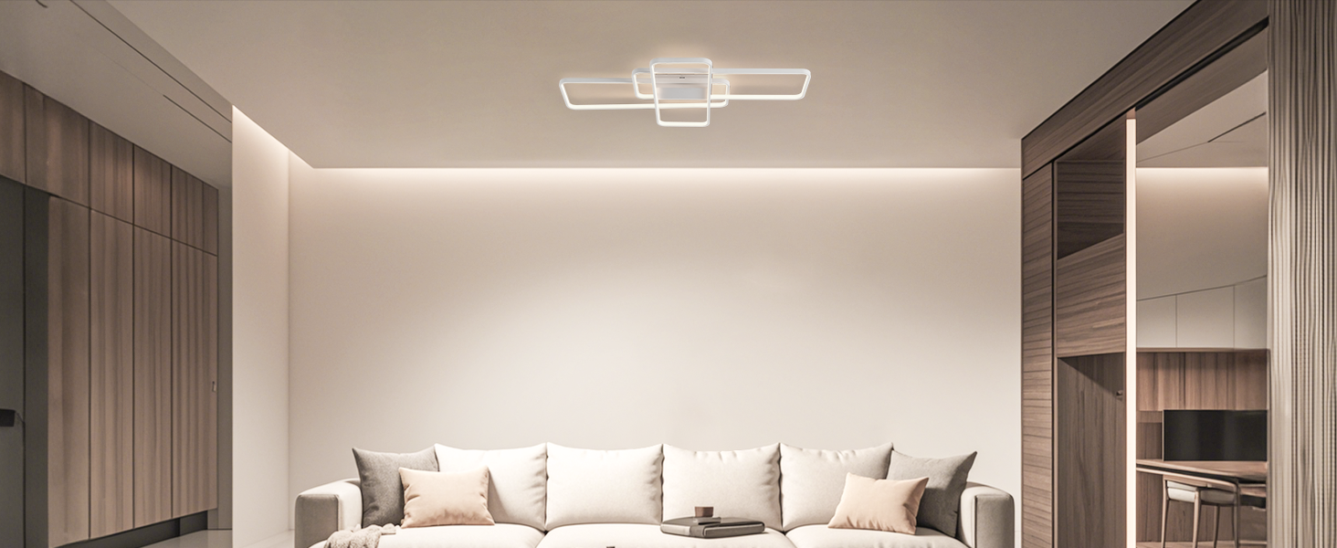 Modernes Wohnzimmer mit weißem Sofa und geometrischer LED-Deckenleuchte. Das minimalistische Design zeichnet sich durch neutrale Farben, verspiegelte Schranktüren und eine dezente Umgebungsbeleuchtung an