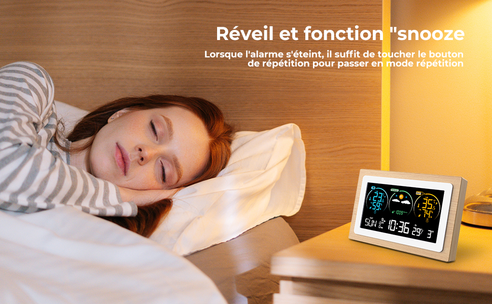 Personne dormant à côté d'un réveil numérique avec affichage de la météo. Le texte décrit la fonction « snooze » de l'appareil