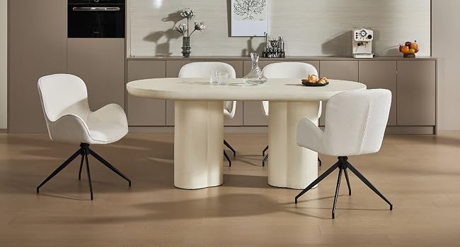 Ufficio o soggiorno moderno con più sedie imbottite bianche disposte intorno a un ambiente minimalista. Pavimento beige e pareti dai toni neutri.