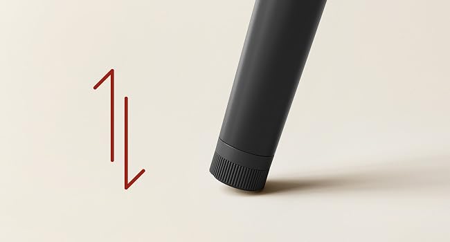 Secuencia de fotografía de producto en primer plano que muestra un objeto cilíndrico negro sobre un fondo blanco desde múltiples ángulos.