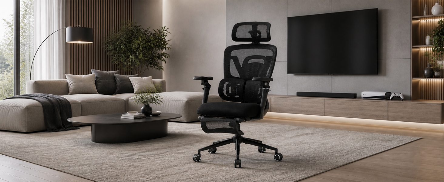 Ufficio domestico moderno con sedia da ufficio ergonomica in rete nera posizionata davanti alla scrivania con più monitor, su uno sfondo interno minimalista grigio e bianco.