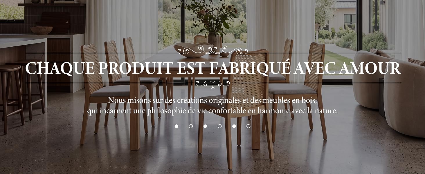 Le texte indique « CHAQUE PRODUIT EST FABRIQUE AVEC AMOUR » et du texte français supplémentaire ci-dessous. Salle à manger intérieure avec des chaises en bois autour d'une table, des lampes suspendues et des meubles de maison modernes mettant en valeur le design des meubles.