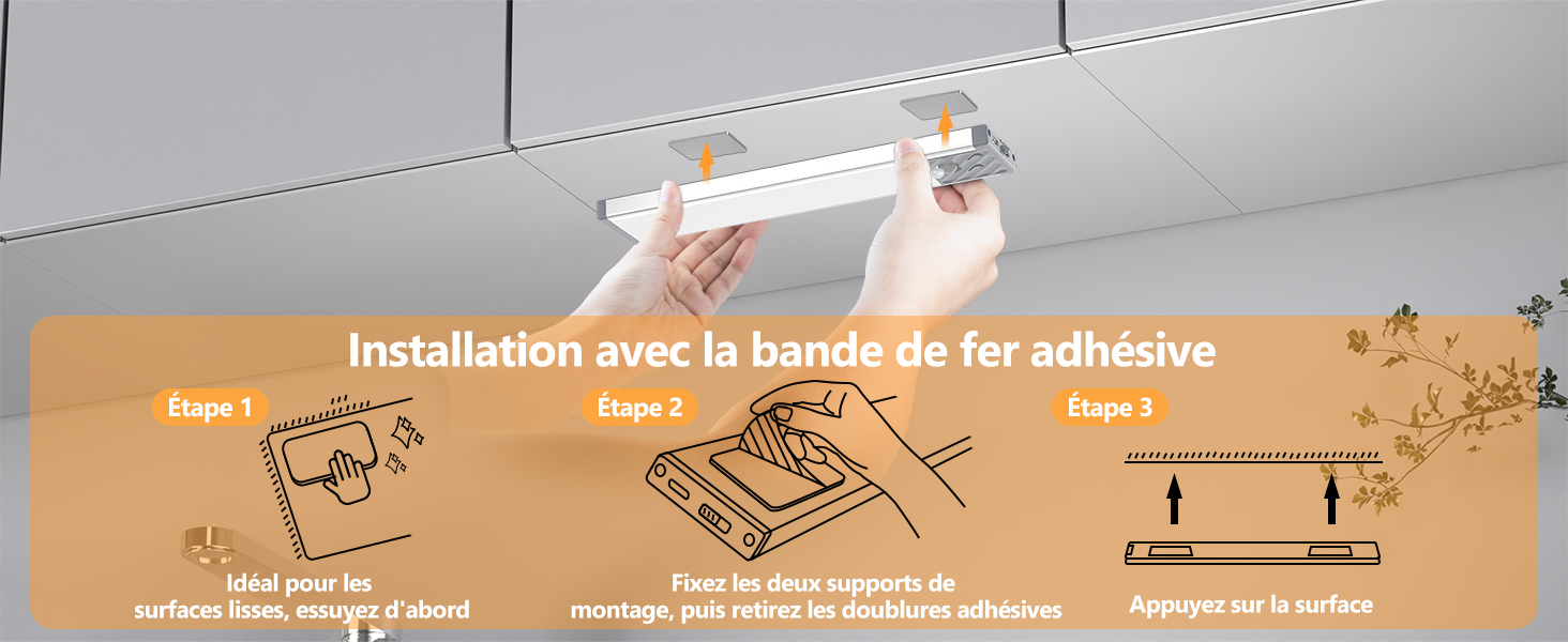 Bande lumineuse LED blanche installée au plafond à l’aide de ruban adhésif. Instructions d’installation affichées sur fond de carton avec des illustrations étape par étape.