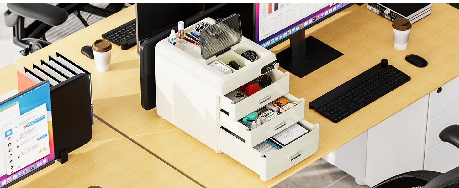 Vue aérienne de l'espace de travail montrant des organisateurs de bureau, de petits tiroirs, des documents et diverses fournitures de bureau disposés sur une surface de bureau en bois.