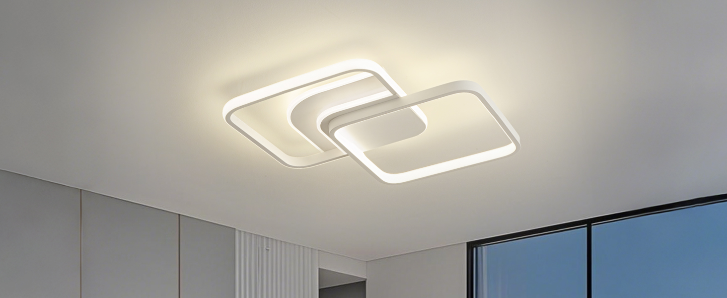 Moderne Deckenleuchteninstallation mit rechteckigen LED-Paneelen in Weiß, die bündig an der Decke montiert sind, in einer modernen Inneneinrichtung.