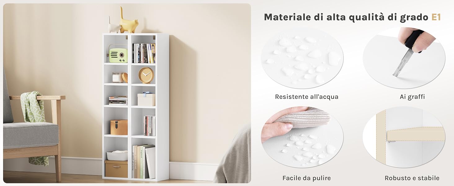Libreria verticale bianca con ripiani aperti, che espone libri e oggetti decorativi. I pannelli adiacenti mostrano le caratteristiche qualitative del materiale: superficie antigraffio, facile da pulire e