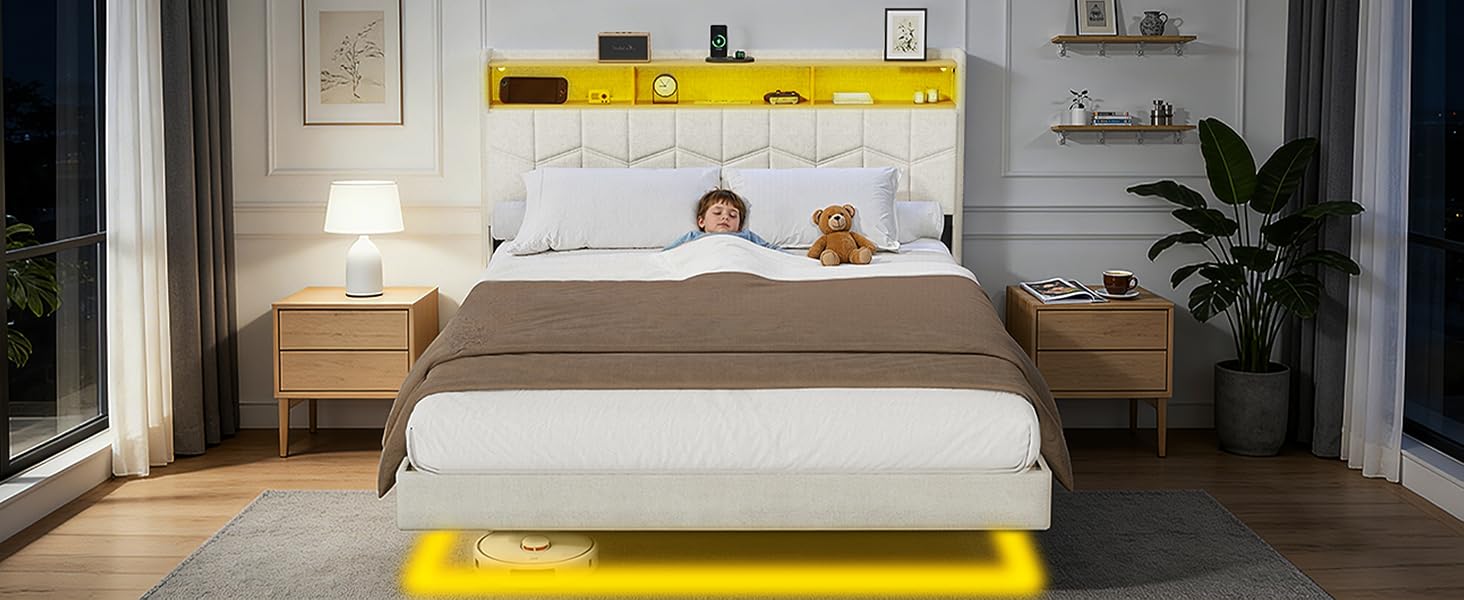 Intérieur de chambre moderne avec matelas blanc sur cadre de lit plateforme jaune avec tables de chevet en bois, lampes de table, art mural, plantes et éclairage chaleureux.