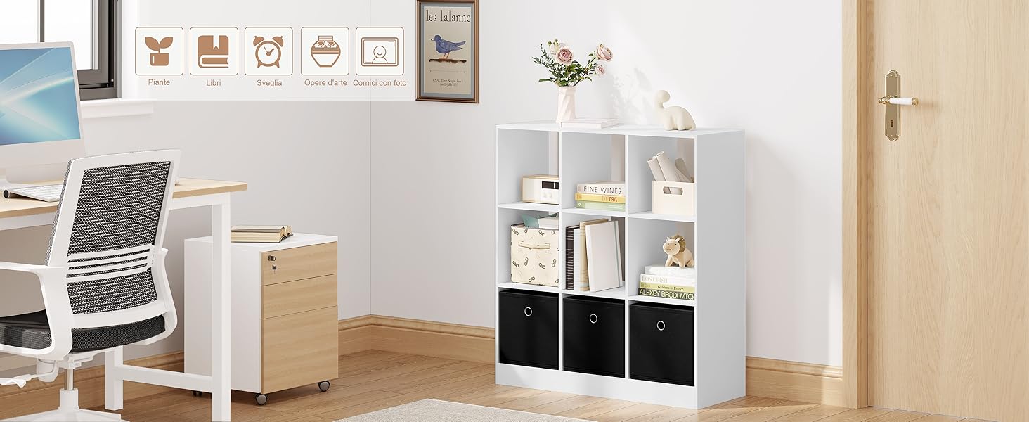 Configurazione per l'home office con scrivania bianca, scaffale e cassettiera.