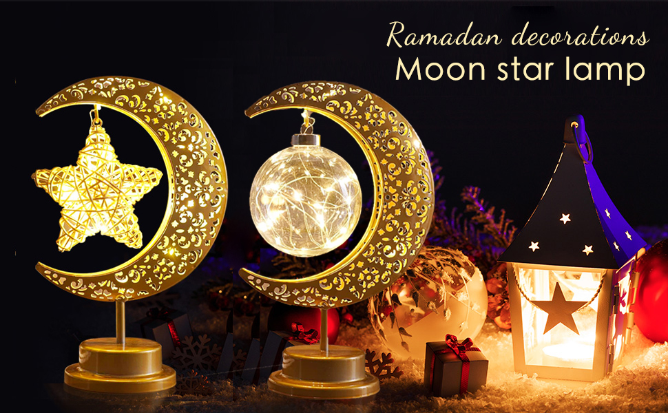 Il testo recita 'Decorazioni per il Ramadan, Lampada Luna Stella'. Lampade decorative a forma di mezzaluna dorata e stella che brillano di luce calda accanto a una lanterna tradizionale con effetti luminosi colorati.