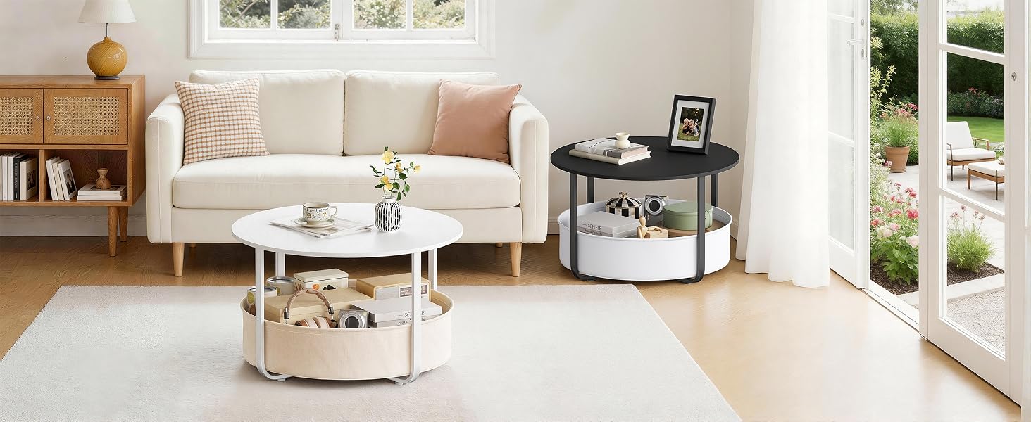 Moderna sala de estar con sofá beige, mesa de centro redonda blanca, muebles de madera, cestas de almacenamiento tejidas y luz natural desde las ventanas con plantas verdes visibles.