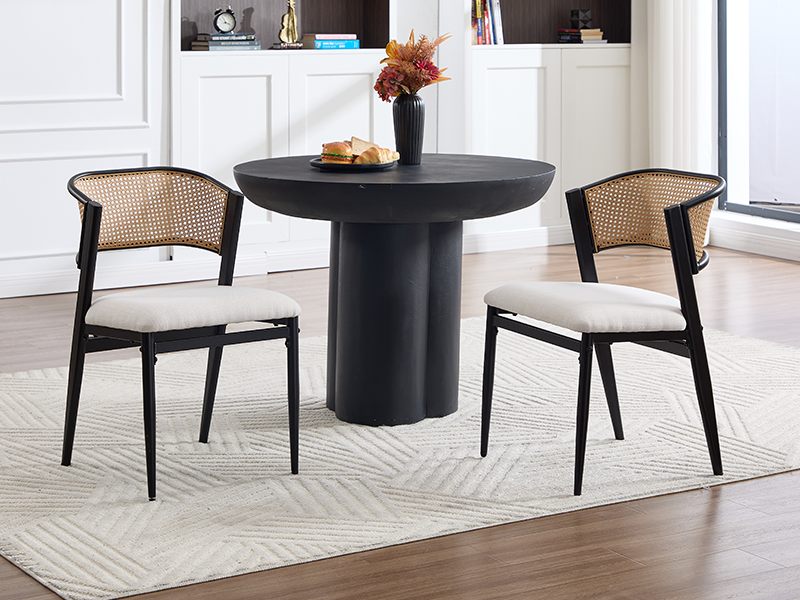 Área de comedor moderna con varias sillas dispuestas alrededor de una mesa redonda sobre pisos de madera clara.