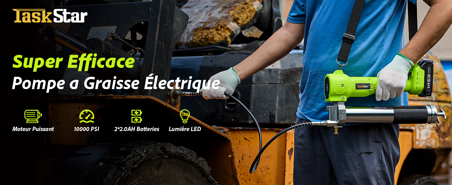 Pompe à graisse électrique utilisée sur un véhicule. L'appareil a un corps vert avec une longue buse, actionnée par une personne portant du bleu.