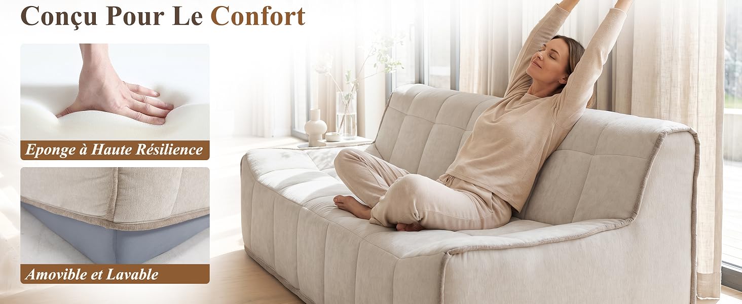 Le texte se lit comme suit : « Conçu pour le confort », « Épousé à Haut Résilience », « Inamovible et Lavable ». Femme en beige allongée sur un fauteuil rembourré de couleur crème avec coussins et repose-pieds sur fond blanc.