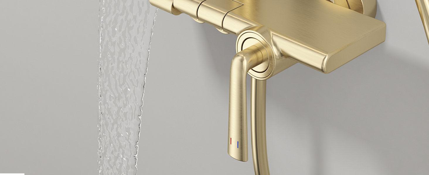Série de photos montrant la quincaillerie dorée des tringles à rideaux et les supports de montage installés sur un mur au-dessus de fenêtres avec des rideaux de couleur crème.