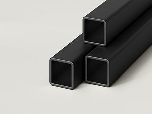 Se muestran tres tubos cuadrados o barras huecas idénticas de metal negro o compuesto sobre fondo blanco.
