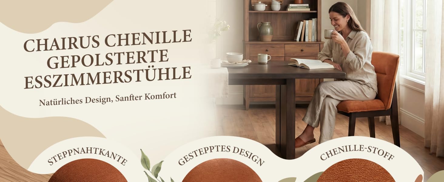 Der Text lautet „CHAIRUS CHENILLE GEPOLSTERTE ESSZIMMERSTÜHLE“ und „Künstliches Design, Sanfter Komfort“ mit Feature-Badges. Frau sitzt auf einem gepolsterten Esszimmerstuhl mit orangeroten Holzbeinen in einer Inneneinrichtung mit Bücherregalen.