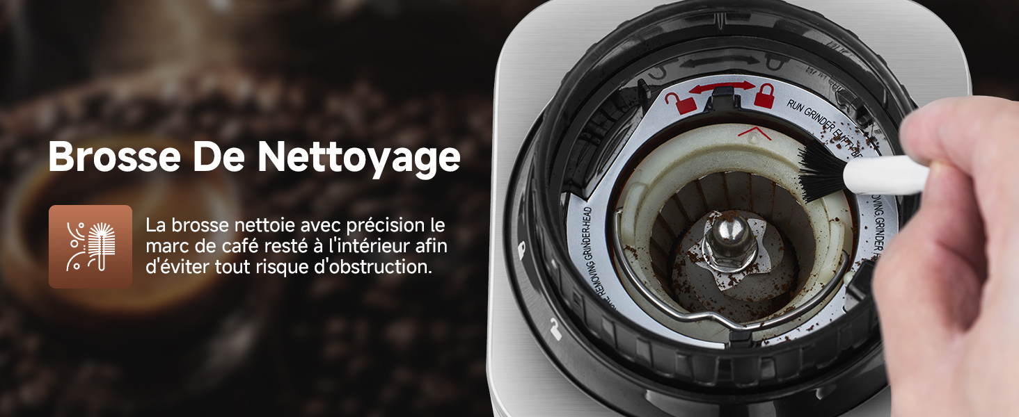 Brosse de nettoyage pour machine à café montrée en cours d'utilisation, éliminant les résidus de l'intérieur d'un mécanisme de moulin circulaire. Une brosse à main démontre une technique de nettoyage appropriée.
